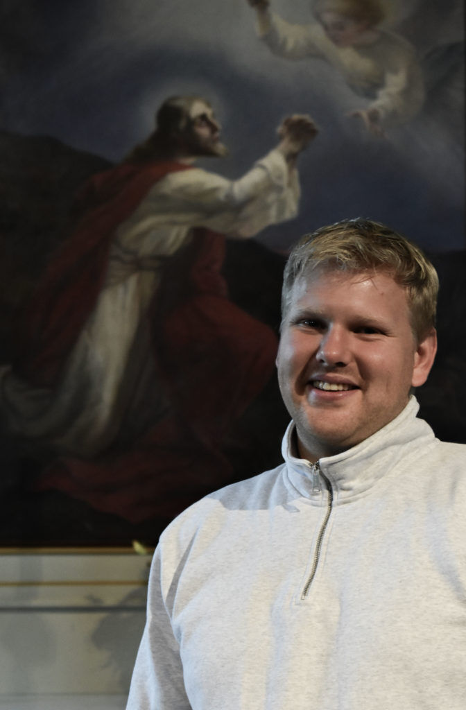 UTFORDRINGER: Ørjan Kronheim jobber til daglig som ungdomsprest i Landvik kirke i Grimstad. Han tror sekulariseringen gir kirken utfordringer knyttet til videreføring av budskapet. FOTO: Eline Storsæter