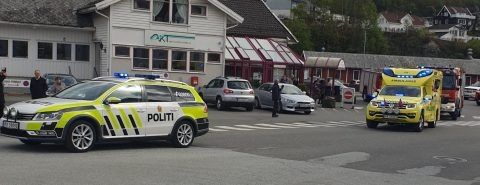 Politibilen som ledet bilkortesjen, etterfulgt av en ambulanse. Foto: Thale Holm
