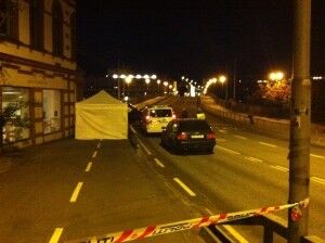 SPERRET: Politet sperret av Lundsbrua etter ulykken i går. Sperringene er nå fjernet. FOTO: Nina Caroline Omtvedt