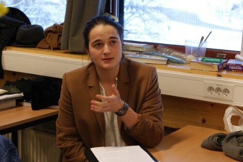 Forklarer: Solveig Mujkic (18) forklarer hvordan eksamen på 17. mai påvirker hennes klasse. Foto: Sindre Lindstrøm Andersen