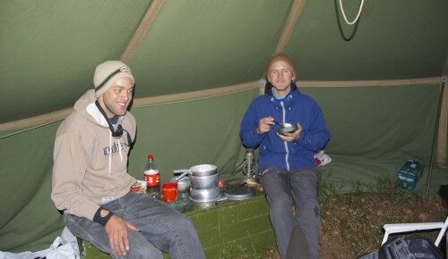 Det blir ofte havregrøt til frokost i teltet for Samuel Årikstad (t.v) og Simon Urdal. Foto: Asgeir Høimoen