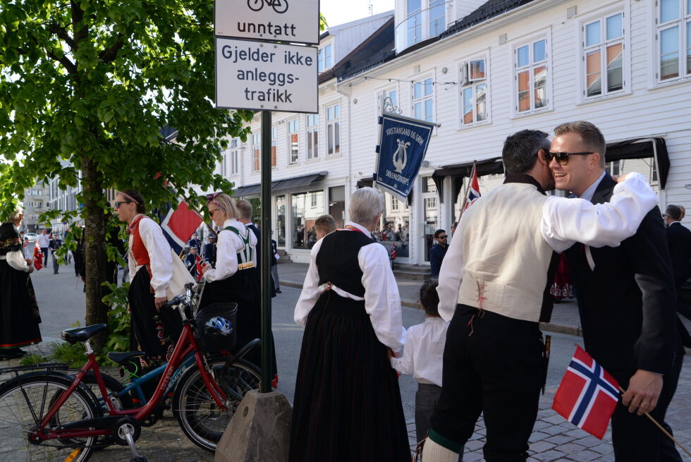 Glade kristiansandere som feirer grunnlovsdagen.
 Foto: Andreas Collins