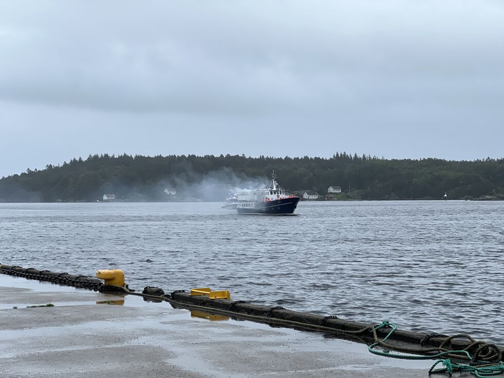 En av båtene skal være et passasjerskip. Det er flere personer om bord, og mye røyk fra fartøyet.
 Foto: Josefine Mikalsen Øien