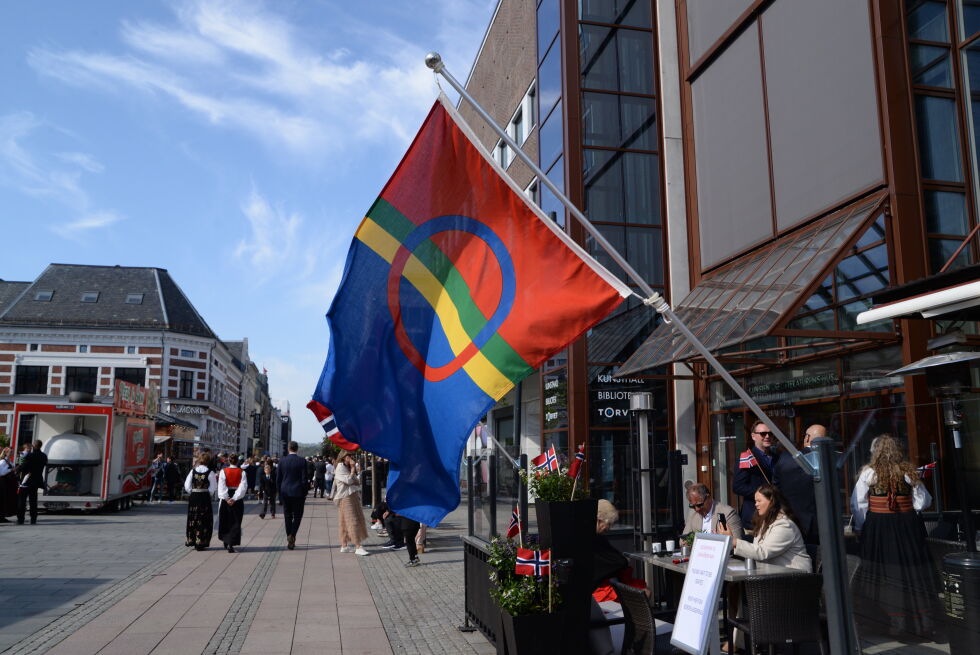 Det samiske flagg vinker til gjester og forbipasserende utenfor utestedet Bakgården, like ved domkirka.
 Foto: Andreas Collins