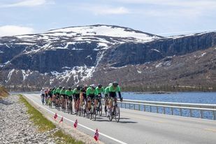 Her sykler deltakerne forbi Hartevann.
 Foto: Tor Erik Schrøder