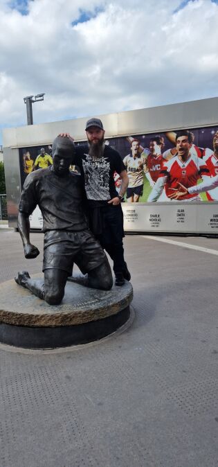 Stian Beurling utenfor Emirates Stadium i London, hvor Arsenal spiller sine hjemmekamper.
 Foto: Privat