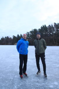 Dag Andersson (t.v) og Bård Robson står på skøyter for første gang på Gimlekollen. Foto: Kamilla Skjørland
