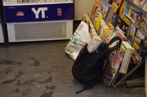 Ikke trygt: Denne posen og sekken er plassert ved inngangen til Joker, det er ingen som passer på de mens kundene handler. Foto: Sindre Lindstrøm Andersen