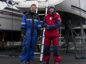 Hånesbukta: Havseileren på 37 fot i bakgrunnen tilhører Thor Kristian Støle (til høyre). Ole Petter Johnsen hjalp til med landsettingen. Foto: Henrik Samuel Hansen