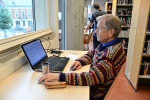 FORNØYD: Magne Olsen er godt fornøyd med servicen og betjeningen ved Kristiansand Bibliotek (FOTO: Bjørn Kristian Nyland)