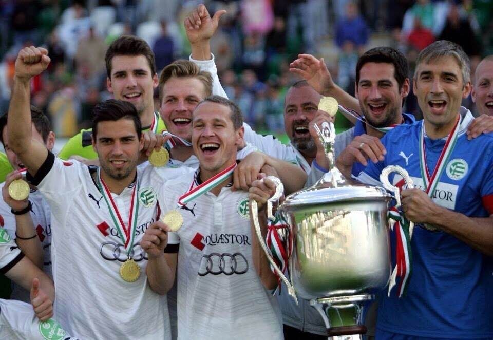 Trajkovic (i midten) har en lang spillerkarriere bak seg. Her vinner han den ungarske cupen med klubben Gyor i 2013. (Bilde fra privat Facebook profil)