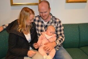 Leif Dalen (26) og Stina Knuten Dalen (27) er sammen med datteren på helsestasjonen. Foto: Siw Larsen