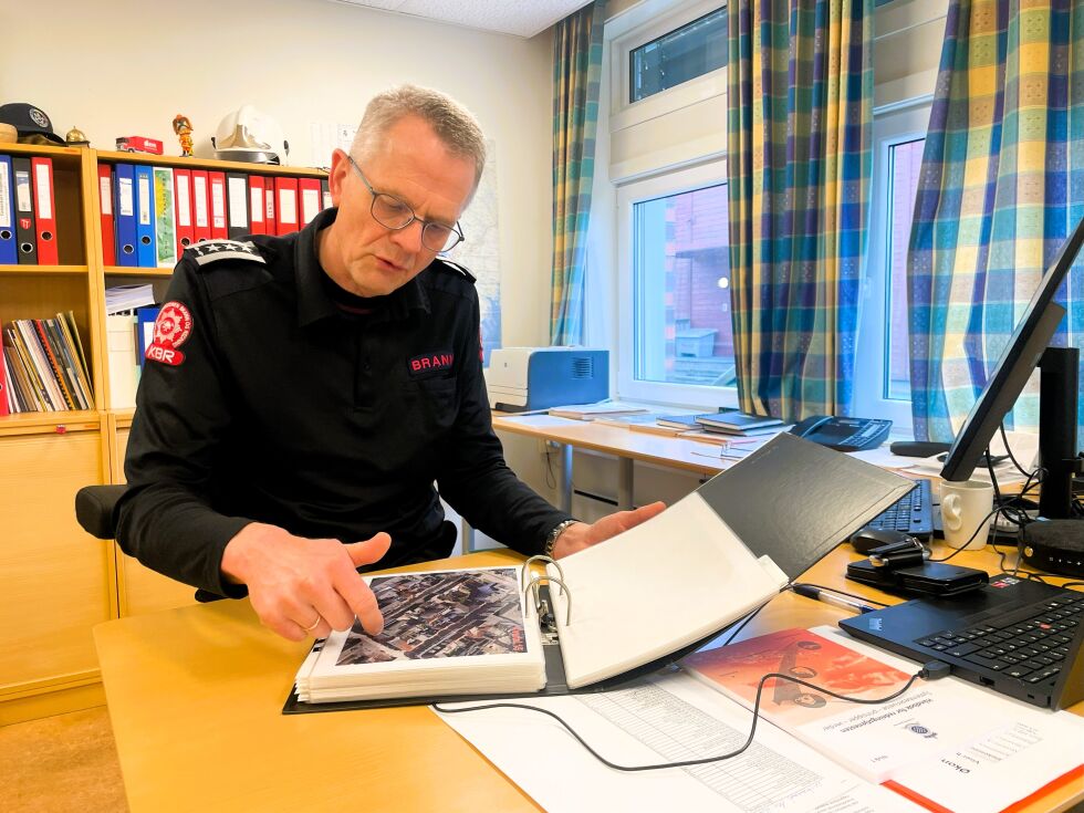 Her viser brannsjefen frem plantegninger over brannvernområdet.
 Foto: Espen Laache Paus