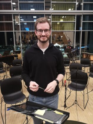Dirigent Aleksander Haga Tveit har bred utdanning innen musikk.
 Foto: Jakob Muren Ulvund