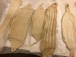 Hjemmestrikket bind som de har brukt tidligere før det kom engangs bind og tamponger.
 Foto: Hentet fra Vestfold museene.