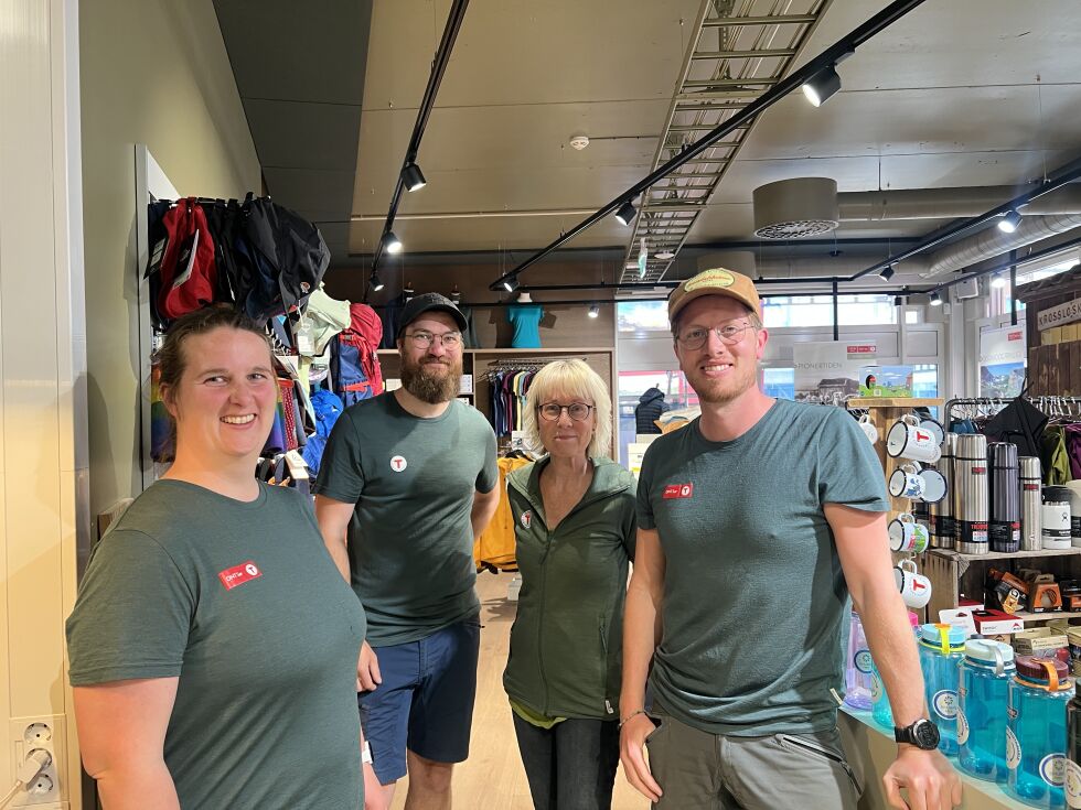 Kristina Humborstad (f.v), Thor Carl Salvesen, Mette Olsson og Henrik Kyte Assmann som jobber på DNT-sør i Kristiansand sentrum.
 Foto: Sivert Stensrud