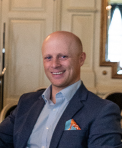 Hotelldirektør ved Clarion Hotel Ernst, Kristofer Eastwood merket en veldig økning i bestillinger etter regjeringen kom med gjenåpningsplanen. Foto: Privat