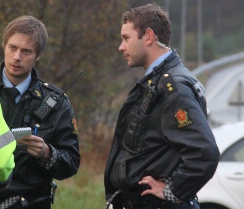EN TIL SYKEHUS: Politiets innsatsleder Tor Kallhovd (t.h) forteller at en av personene involvert i ulykken ble sendt til sykehuset.