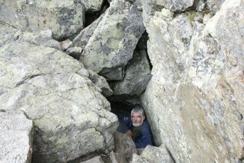 Her har Svein Bratberg funnet en cache gjemt i en fjellsprekk.FOTO: Privat.
