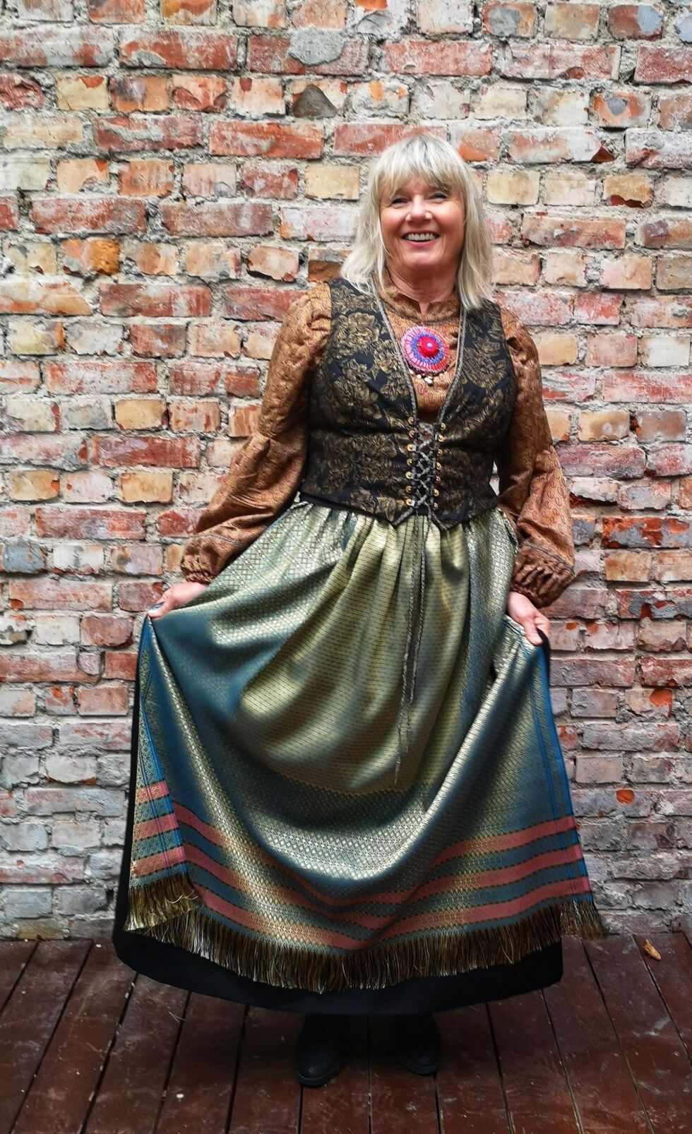 Hilde Charlotte Solberg har laget en fantasibunad av gamle klær, stoff og materialer som ikke blir brukt til denne kunden.
 Foto: Privat