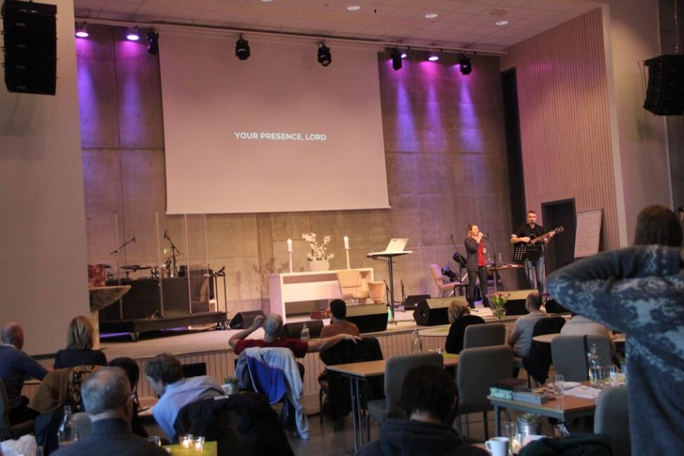Konferansen avsluttes med bønn og sang Foto: Jeppe Stensland