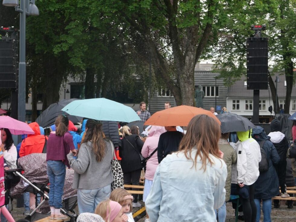 Publikum og paraplyer gjorde det vanskelig, men August og Martin var synlige likevel. Foto: Mads Bjerkøen.