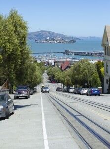 En av de mange lange bakkene og Alcatraz øyen i San Francisco. Foto: Trine Robstad