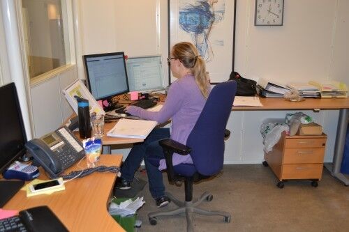 Lærlingen Ingvild Helliesen har nok å holde fingrene i på kontoret (Foto: Malin Nygaard)