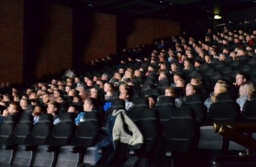 Elever får blant annet se film under markeringen av Holocaustdagen. Foto: Sondre Runden