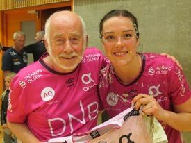 Supporter Kjell Svendsen og Vipers-spiller Kari Brattset Dale. Foto: Privat