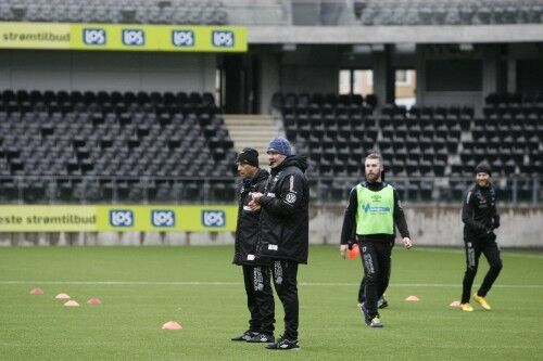 Mons Ivar Mjelde synes Robert Sandnes er en positiv spiller. Her står han med assistenttrener Odd Berg til venstre. I bakgrunnen går de islandske spillerne Guðmundur Kristjánsson og Matthías Vilhjálmsson.