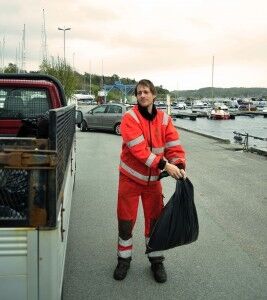 På bildet: Glenn Øverland henter søppel i Bertesbukta