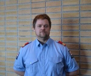 Med uniform: Alfred Georg Klausen forteller at de frivillige i hjelpekorpset alltid bruker uniformen. Foto: Anders Bilet