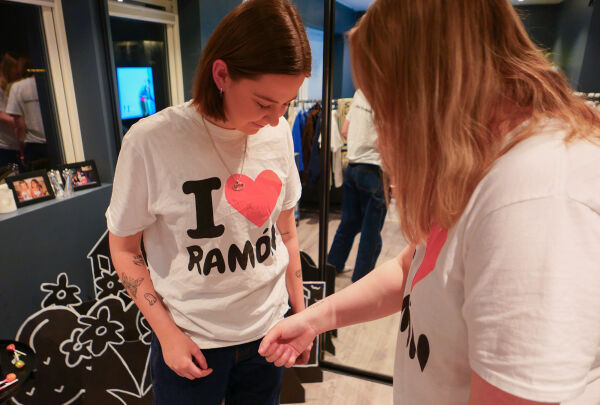 Tilde viser Kaja sin "Reprise" tattovering som referer til Ramón sin sang "Reprise".
 Foto: Susanne Ekeland