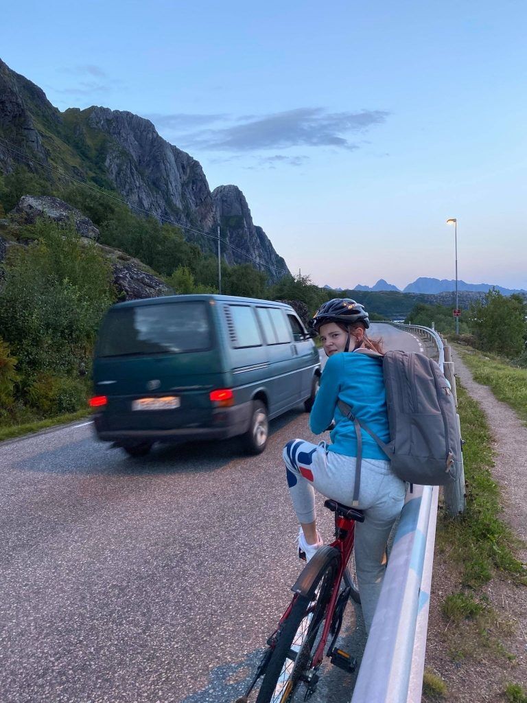 På denne veien med 80-sone sykler og går mange for å komme seg til badestranda i Svolvær. Her ønsker kommunen å få til et samarbeid med Vegvesenet for å få sykkelsti. Foto: Jeanett Malnes