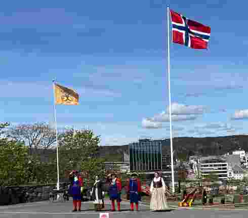 Klokka 12:00 i dag ble det skutt 21 salutter.
 Foto: Nora E.B. Wulff