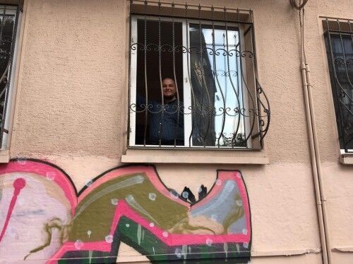 Dokuz8haber : Journalist Gurkan Ozturan speider ut av vinduet på kontoret sitt i Istanbul. Foto:Privat