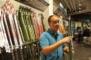 Skientusiast: Morten Halvorsen er meget fornøyd med den store skiavdelingen han har kjempe ekstra for. Foto: Jørgen Steffensen