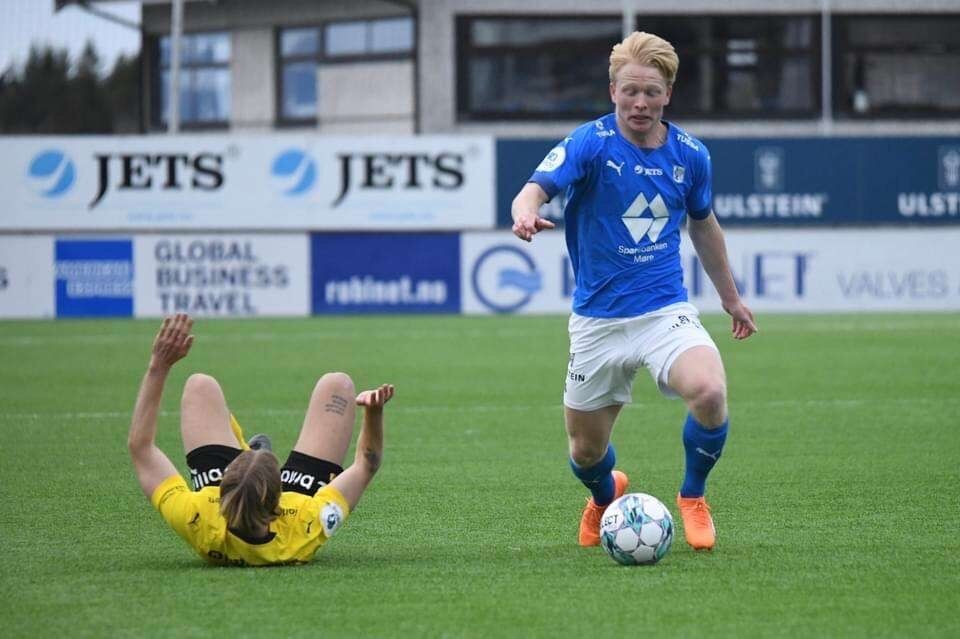 På bildet: Halvard Urnes i aksjon mot Raufoss første serierunde
 Foto: Hødd Fotball
