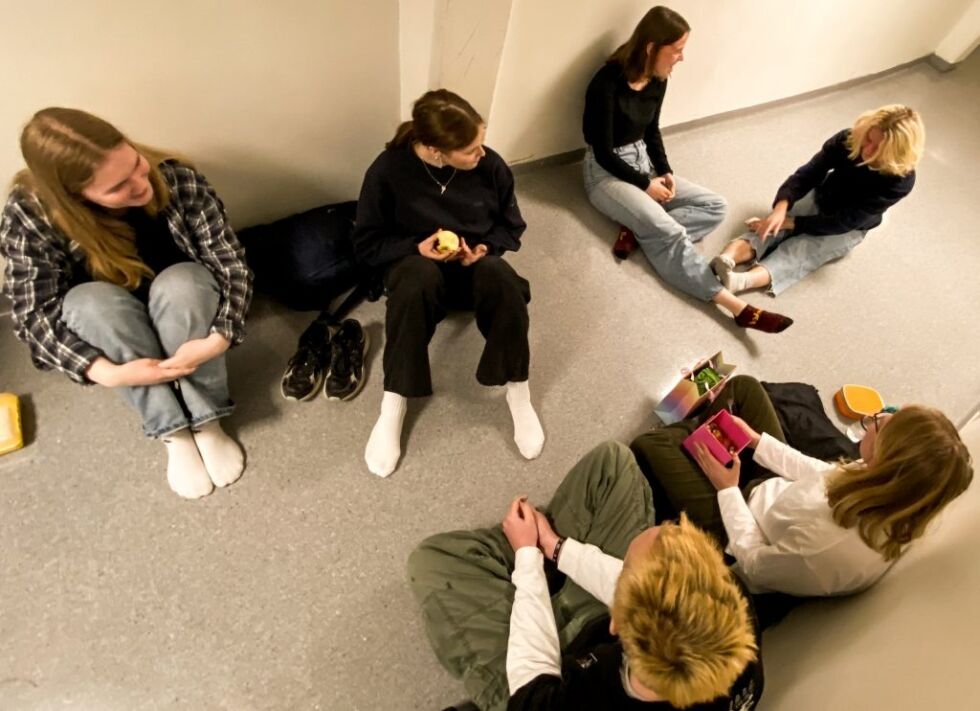 Noen av elevene på Vågsbygd VGs samles i gangen for en sosial lunsj. Foto: Malin Heggebø Rolfsen