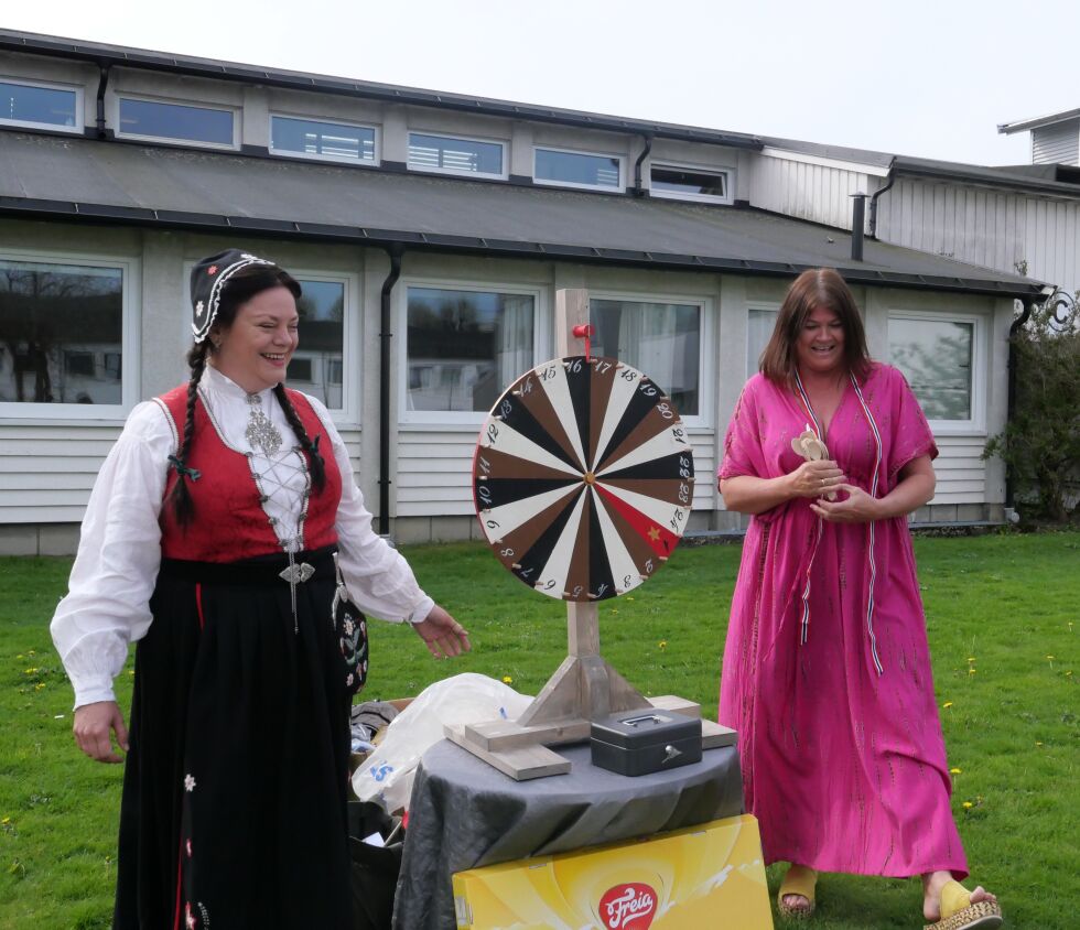 To lærere på Kongsgård skolesenter ved lykkehjulet.
 Foto: Amanda Larsen Kollvangsnes
