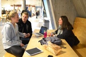 UiA-studentene Kaia Jarlsby (t.v), Mads Søftestad (midt) og Malin Thomassen (t.h) er alle enige i at "skippertak" før eksamen ikke er uvanlig. Foto: Julie Sørensen Molvik