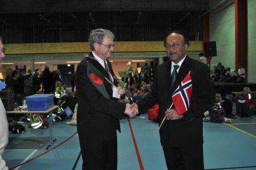 Ordføreren i Kristiansand, Arvid Grundekjøn, tok takknemmelig imot gaven fra og ordføreren i Rajshahi, Mr. Khairuzzaman. (Foto: Linn Johansen)