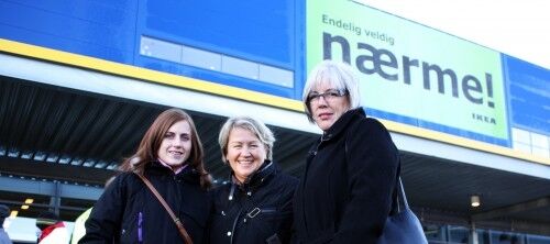 Damene er klare for å innta Ikea. Fv. Lene Norman, Bente Norman og Rita Jacobsen. FOTO: Mari E. Sagedal
