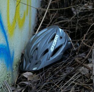En hjelm ligger slengt på bakken. Foto: Benedikte Lillestølen Beil