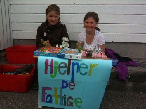 ENGASJEMENT: Mathea Gjerseth (10) og Stine Frigstad (11) selger gamle leker til inntekt for fattige. FOTO: Anne Ruth Gjelsås