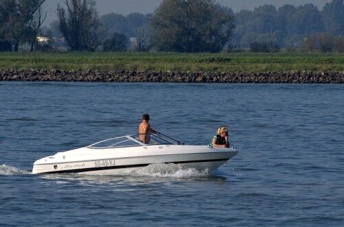 STEREOTYP: Som regel vil man finne menn bak rattet i båtannonser. Foto: Flickr.