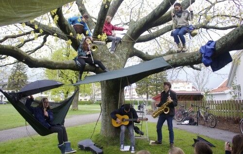 Fine toner fylte parken utenfor Lund Kirke 16. mai. Foto: Lena Hustvedt