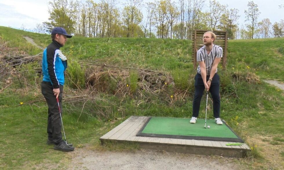Sander-August Ellefsen, Golftrener forklarer Fredrik Tranvik hvordan han skal perfektsjonere sine golfslag. (foto, Catharina de Besche)
