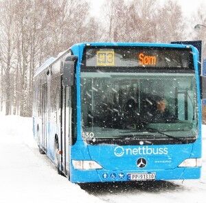 Rektor ved Kringsjå skole er bekymret over at elever skal fraktes til skolen i buss uten setebelter i vinter. Han frykter særlig vinterens glatte føre. Arkivfoto: Sørnett
